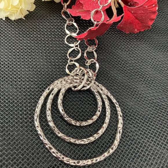 🆕HUGE HAMMERED LOOK SILVER TONE PENDANT WITH THREE CIRCLES. NECK CHAIN IS 20” - Picture 4 of 8